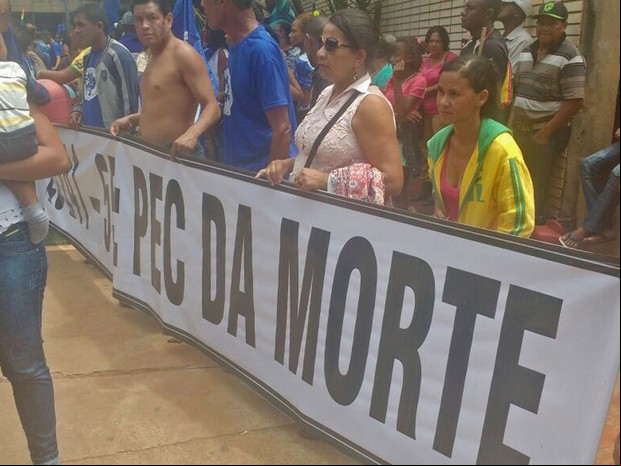 Com faixas com críticas à a PEC que estabelece um teto para os gastos públicos nos próximos 20 anos, indígenas protestam em Brasília nesta quarta-feira (23) (Foto: Elielton Lopes/G1)