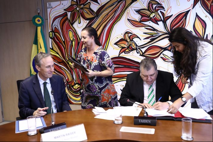 Diretor do Banco Mundial, Martin Raiser, e o Ministro do ½ Ambiente, Sarney Filho, assinam acordo que prevê ree de UU$ 60 milhões em troca da criação de 3 milhões de hectares de novas Unidades de Conservação na Amazônia interligando três paises. Foto: Gilberto Soares/MMA