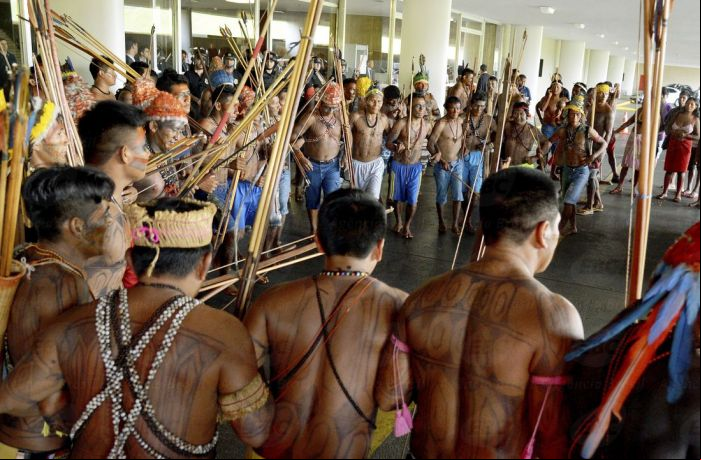 Índios protestam na entrada da Câmara dos Deputados nesta terça-feira (8). Foto: Agência Brasil