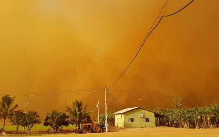 Redemoinho atingiu fazenda na segunda-feira (16) e assustou os moradores que estavam na propriedade (Foto: Arquivo pessoal)